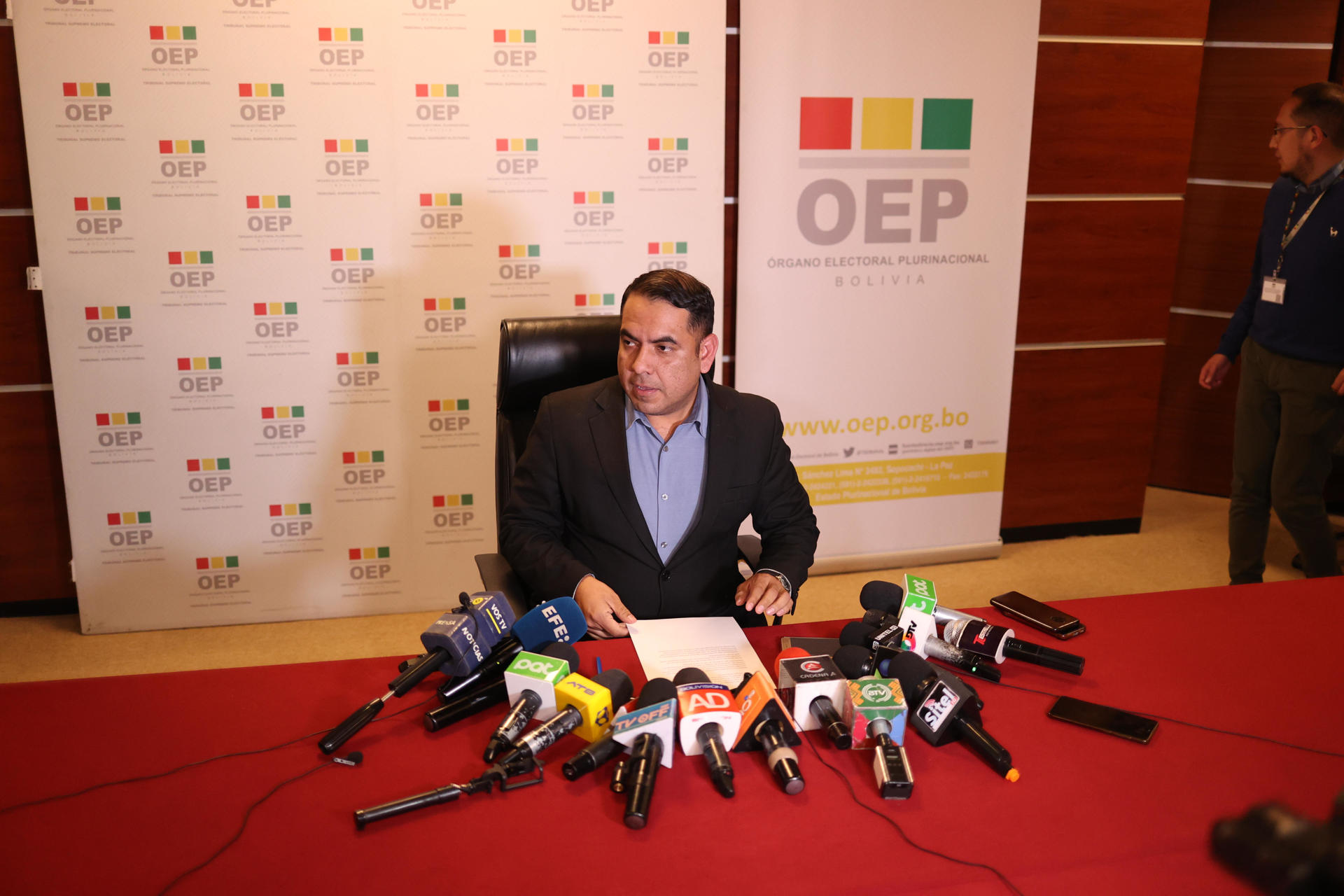 El presidente en ejercicio, Francisco Vargas, participa en una rueda de prensa este martes en La Paz (Bolivia). EFE/Luis Gandarillas