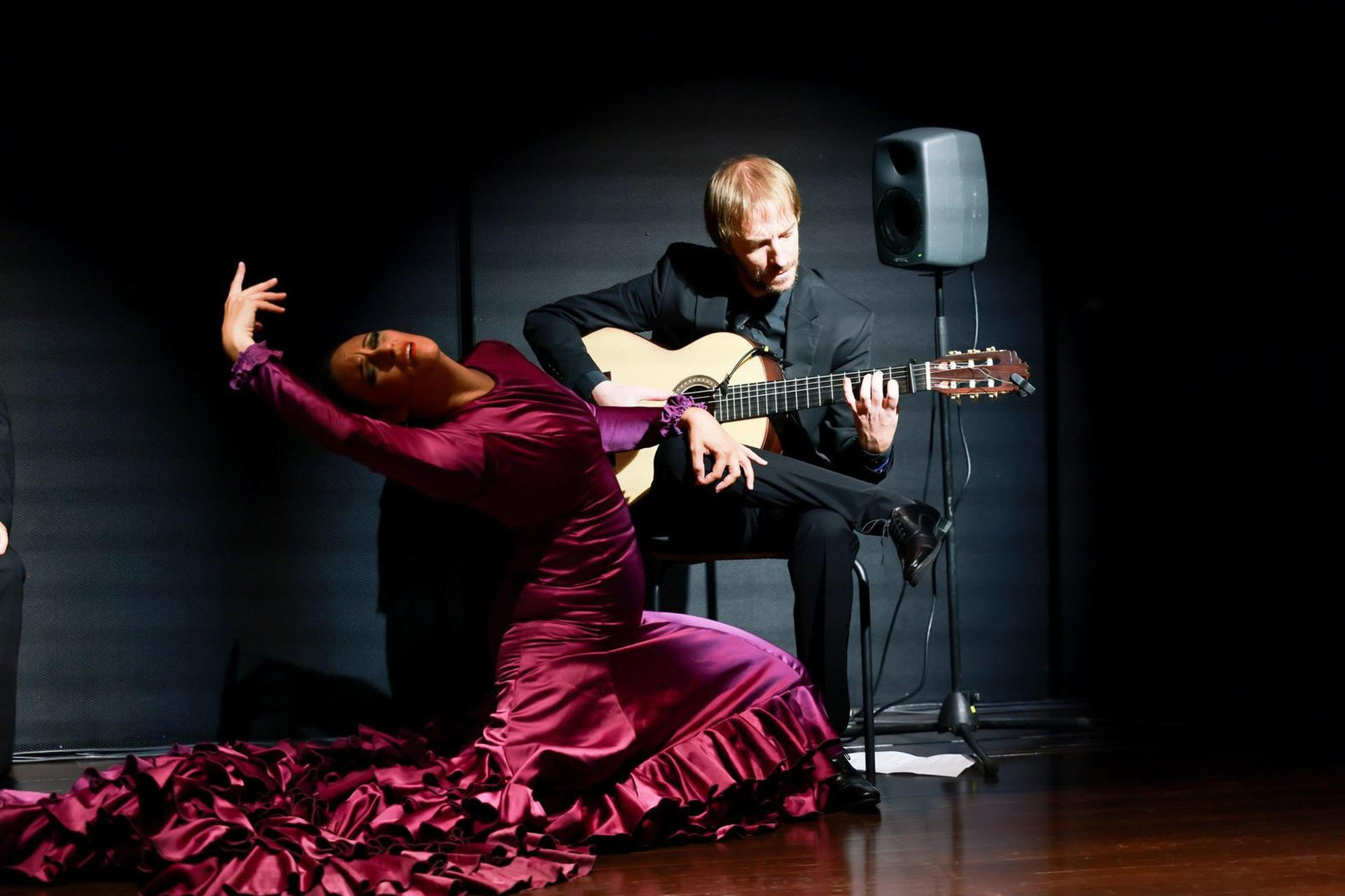 El Teatro Real comenzó este miércoles una serie de actividades culturales en la megalópolis oriental china de Shanghái con la presentación de 'Orígenes', espectáculo de flamenco de la bailaora Ángeles Gabaldón, una de las producciones de la gira mundial 'Authentic Flamenco' de la institución cultural española. El espectáculo se presentó en primicia en el Museo de Arte de Pudong (MAP), una moderna galería abierta a mediados de 2021 en pleno corazón de Shanghái, a orillas del río Huangpu -que divide a la megalópolis- y bajo el impactante 'skyline' que define a la considerada como capital económica de China.EFE/ Instituto Cervantes ***SOLO USO EDITORIAL/SOLO DISPONIBLE PARA ILUSTRAR LA NOTICIA QUE ACOMPAÑA (CRÉDITO OBLIGATORIO)***