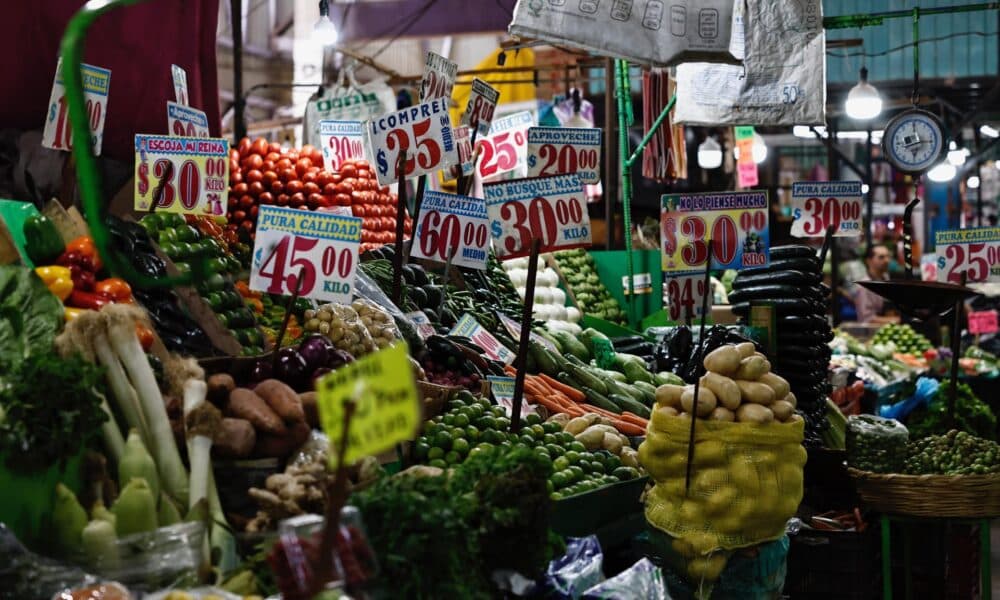 Fotografía de un puesto de verduras con los precios de cada producto, este martes, en un mercado de la Ciudad de México (México). EFE/ Sáshenka Gutiérrez