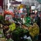 Fotografía de un puesto de verduras con los precios de cada producto, este martes, en un mercado de la Ciudad de México (México). EFE/ Sáshenka Gutiérrez