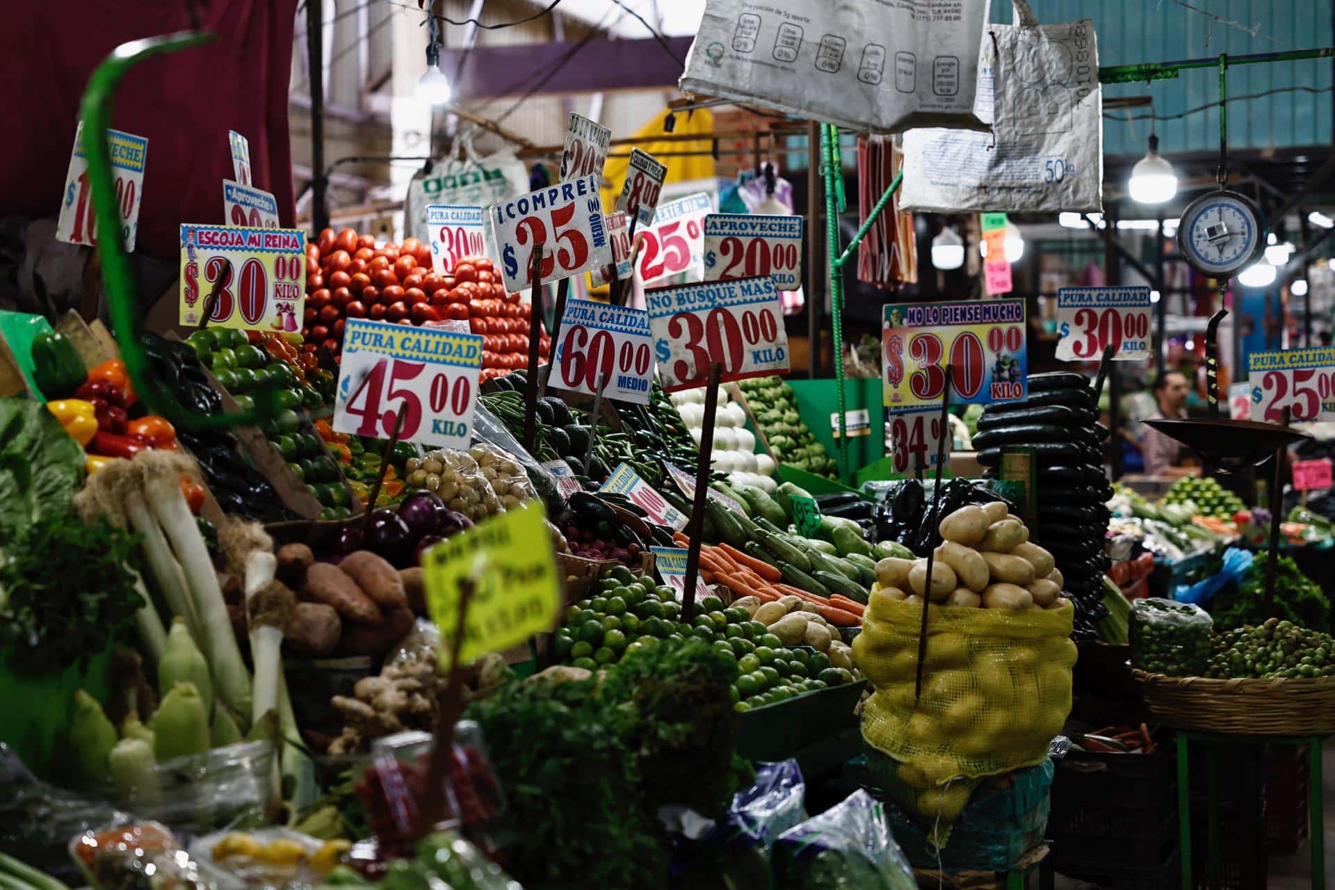 Fotografía de un puesto de verduras con los precios de cada producto, este martes, en un mercado de la Ciudad de México (México). EFE/ Sáshenka Gutiérrez