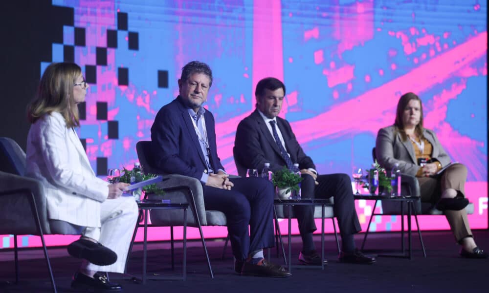 Anabel González (i), vicepresidenta de Países (BID) desde septiembre de 2023; el economista y autor argentino Eduardo Levy Yeyati (2i), profesor de la Universidad Torcuato Di Tella; Marcos Ayerra (2d), secretario de la Pequeña y Mediana Empresa, Emprendedores y Economía del Conocimiento, y Raquel Jorge Ricart (d), líder de proyecto sobre el futuro de internet European University Institute, participan en la primera jornada del BID Latam Forum, en Buenos Aires (Argentina). EFE/ Juan Ignacio Roncoroni