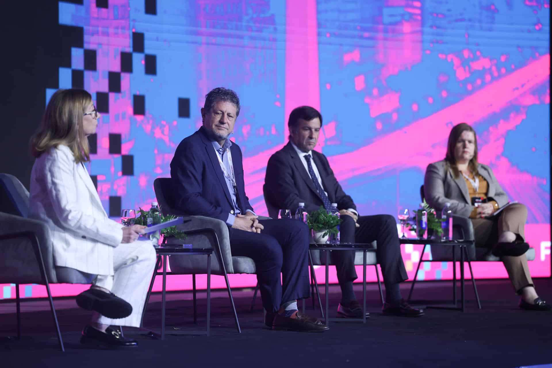 Anabel González (i), vicepresidenta de Países (BID) desde septiembre de 2023; el economista y autor argentino Eduardo Levy Yeyati (2i), profesor de la Universidad Torcuato Di Tella; Marcos Ayerra (2d), secretario de la Pequeña y Mediana Empresa, Emprendedores y Economía del Conocimiento, y Raquel Jorge Ricart (d), líder de proyecto sobre el futuro de internet European University Institute, participan en la primera jornada del BID Latam Forum, en Buenos Aires (Argentina). EFE/ Juan Ignacio Roncoroni