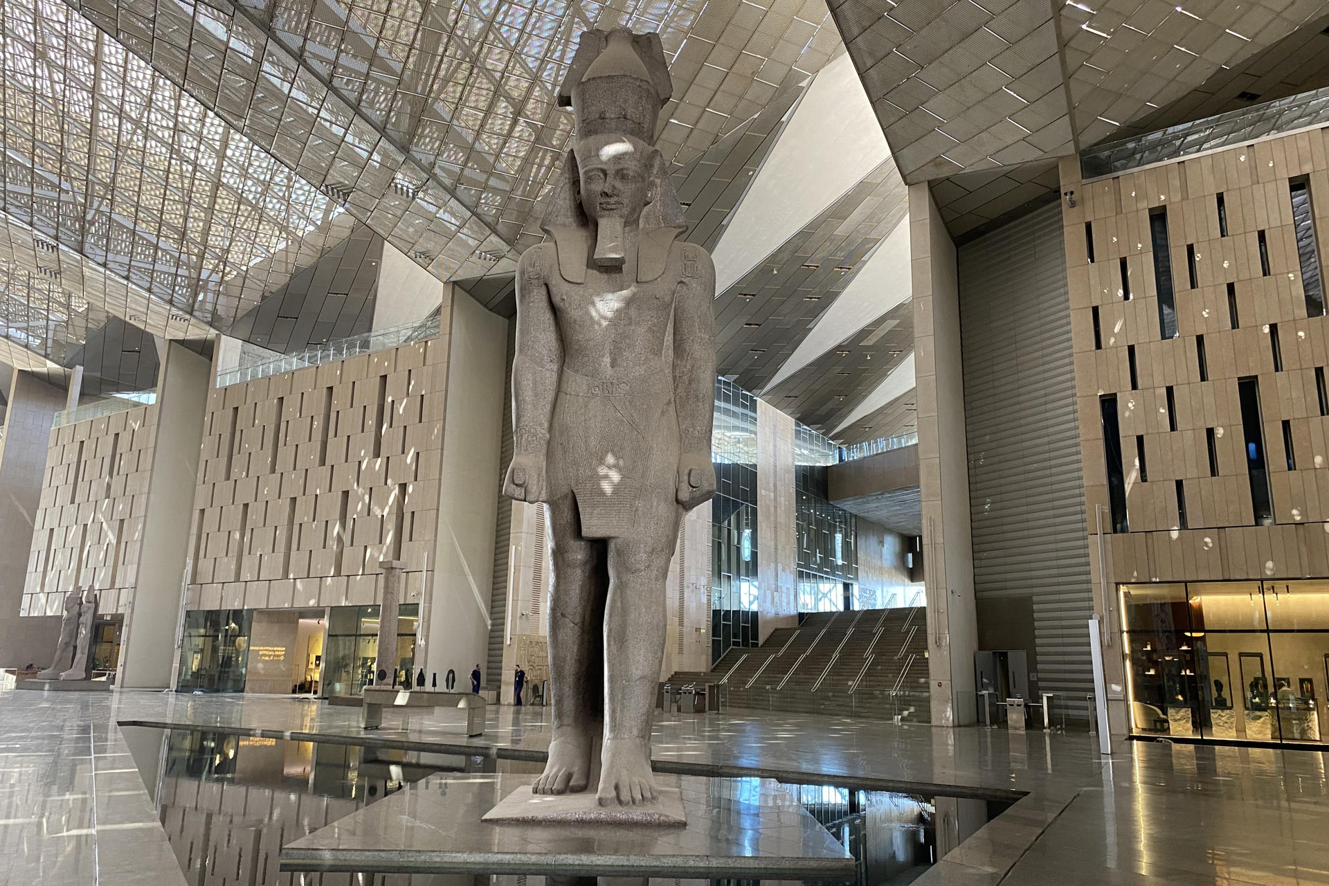 El Gran Museo Egipcio (GEM) de El Cairo que albergará el tesoro completo de Tutankamon, un grandioso edificio de 500.000 metros cuadrados situado en la meseta de Giza, que ya está preparado para recibir hasta 15.000 personas diarias y con casi la totalidad de las 20.000 piezas colocadas en su lugar de exhibición. El recrudecimiento de la guerra con la invasión israelí del Líbano es el último obstáculo que ha encontrado en su camino el museo, un faraónico proyecto que "ya está totalmente acabado", pero que el Gobierno egipcio no quiere inaugurar hasta que "la situación geopolítica sea adecuada". 
EFE/Rosa Díaz