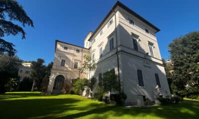 Vista exterior del Palacio de la familia Ludovisi-Boncompagni, que permitirá por primera vez observar la alegoría de la Aurora que el maestro barroco Guercino pintó en su techo, como parte de una exposición sobre el artista en las Escuderías del Quirinal. En el corazón de Roma, entre árboles y muros centenarios, se levanta la villa de recreo de la dinastía Ludovisi. El palacio siempre estuvo cerrado al público pero ahora, tras el sonado desalojo de su última "princesa", se abrirá por primera vez para mostrar uno de sus muchos tesoros, el mural de la 'Aurora' que el maestro barroco Guercino pintó en el techo de su recibidor.- EFE/ Gonzalo Sánchez