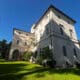 Vista exterior del Palacio de la familia Ludovisi-Boncompagni, que permitirá por primera vez observar la alegoría de la Aurora que el maestro barroco Guercino pintó en su techo, como parte de una exposición sobre el artista en las Escuderías del Quirinal. En el corazón de Roma, entre árboles y muros centenarios, se levanta la villa de recreo de la dinastía Ludovisi. El palacio siempre estuvo cerrado al público pero ahora, tras el sonado desalojo de su última "princesa", se abrirá por primera vez para mostrar uno de sus muchos tesoros, el mural de la 'Aurora' que el maestro barroco Guercino pintó en el techo de su recibidor.- EFE/ Gonzalo Sánchez