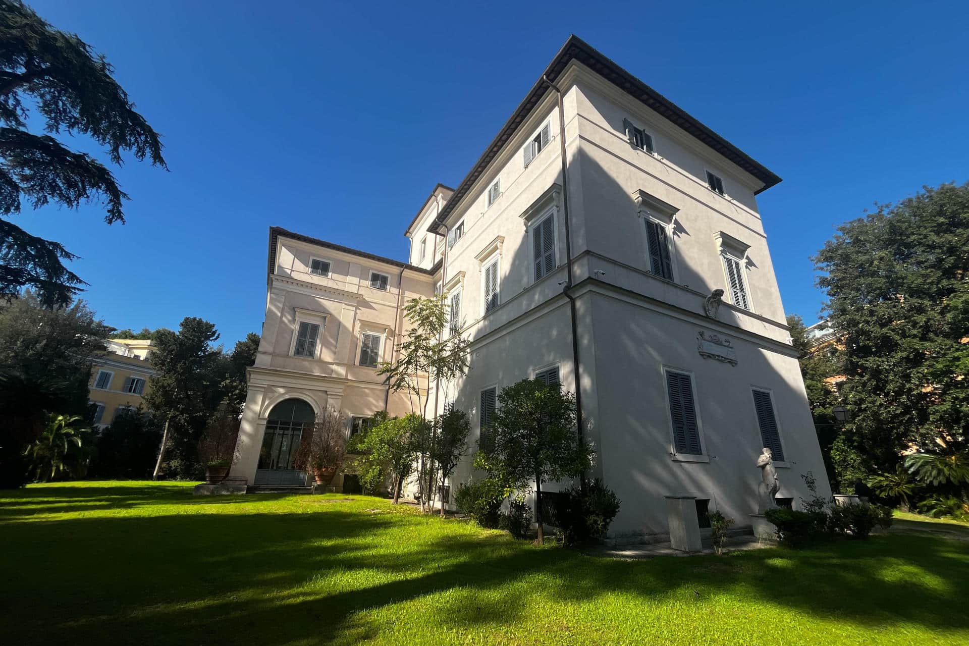 Vista exterior del Palacio de la familia Ludovisi-Boncompagni, que permitirá por primera vez observar la alegoría de la Aurora que el maestro barroco Guercino pintó en su techo, como parte de una exposición sobre el artista en las Escuderías del Quirinal. En el corazón de Roma, entre árboles y muros centenarios, se levanta la villa de recreo de la dinastía Ludovisi. El palacio siempre estuvo cerrado al público pero ahora, tras el sonado desalojo de su última "princesa", se abrirá por primera vez para mostrar uno de sus muchos tesoros, el mural de la 'Aurora' que el maestro barroco Guercino pintó en el techo de su recibidor.- EFE/ Gonzalo Sánchez