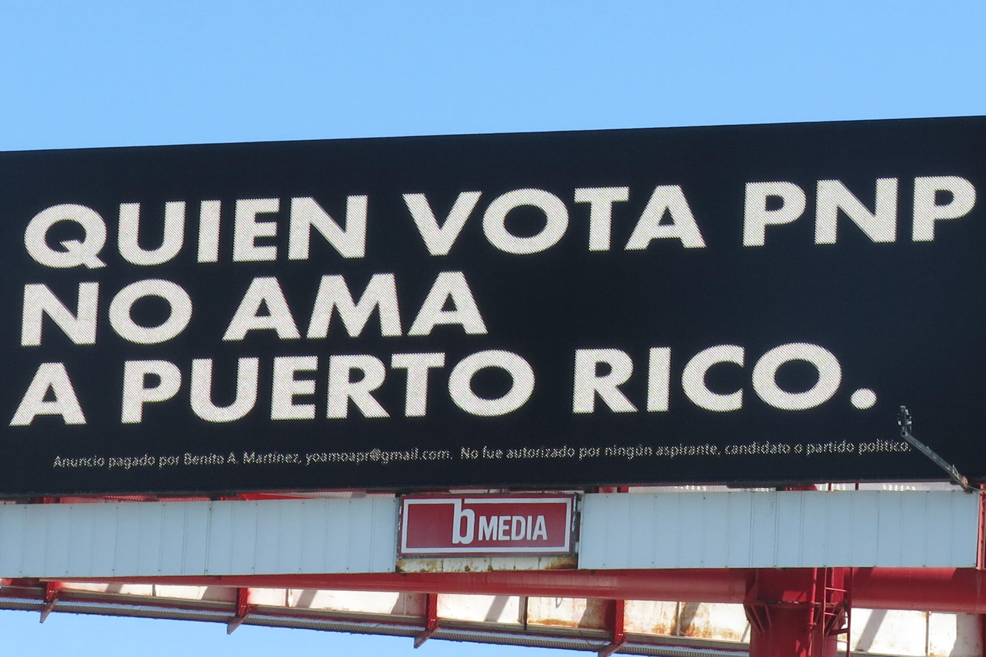 Fotografía de una valla publicitaria con el mensaje 'Quien vota PNP no ama a Puerto Rico', atribuida a Bad Bunny, en una calle de San Juan (Puerto Rico). EFE/ Esther Alaejos