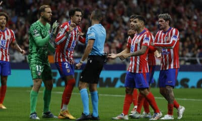 Los jugadores del Atlético protestan al árbitro, Marco Guida, tras señalar el penalti. EFE/ Juanjo Martin