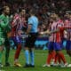 Los jugadores del Atlético protestan al árbitro, Marco Guida, tras señalar el penalti. EFE/ Juanjo Martin