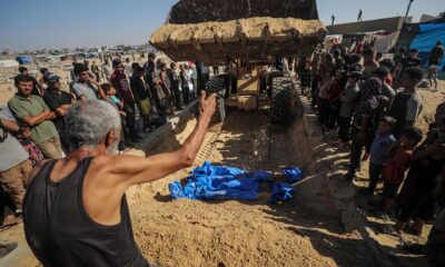 Varias personas asisten al entierro masivo de víctimas de bombardeos israelíes en el cementerio palestino de Jan Yunis. EFE/ Mohammed Saber