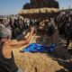 Varias personas asisten al entierro masivo de víctimas de bombardeos israelíes en el cementerio palestino de Jan Yunis. EFE/ Mohammed Saber