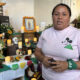 Fotografía del 28 de septiembre de 2024 de la salvadoreña Cristina Quintanilla hablando junto a un altar en memoria de las mujeres que han muerto en Latinoamérica y los Estados Unidos por someterse a un aborto, en Tucson (EE.UU.). EFE/ María León