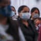 Fotografía de archivo de una mujer que escucha con su hijo en brazos una charla sobre nutrición en Ecuador. EFE/José Jácome