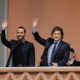 El presidente argentino, Javier Milei (d) acompañado del presidente de El Salvador Nayib Bukele, saludan a seguidores en La Casa Rosada este lunes en Buenos Aires (Argentina). EFE/ Juan Ignacio Roncoroni