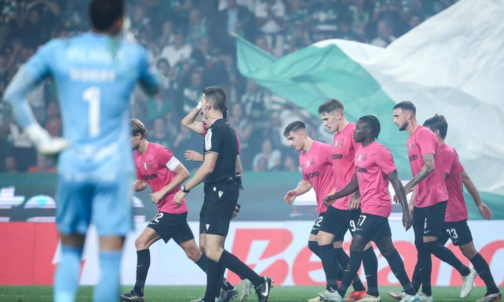 Los jugadores del Sporting celebran el gol del sueco Viktor Gyokeres (4-d) en el estadio José Alvalade Stadium, en Lisboa, Portugal. EFE/EPA/RODRIGO ANTUNES