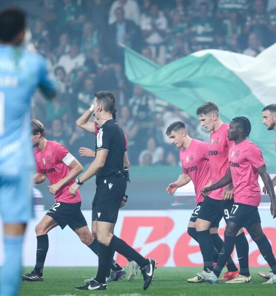 Los jugadores del Sporting celebran el gol del sueco Viktor Gyokeres (4-d) en el estadio José Alvalade Stadium, en Lisboa, Portugal. EFE/EPA/RODRIGO ANTUNES