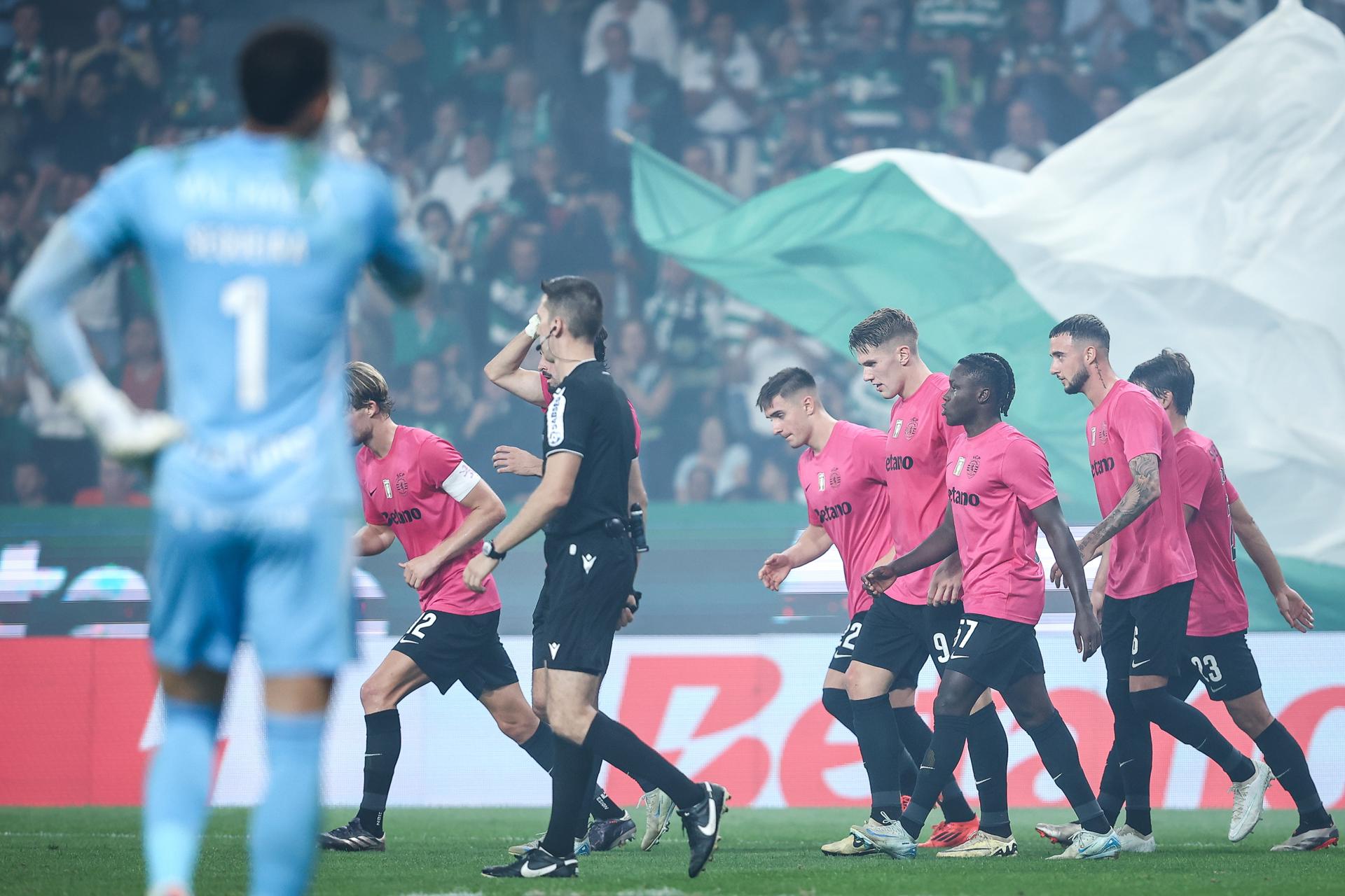 Los jugadores del Sporting celebran el gol del sueco Viktor Gyokeres (4-d) en el estadio José Alvalade Stadium, en Lisboa, Portugal. EFE/EPA/RODRIGO ANTUNES