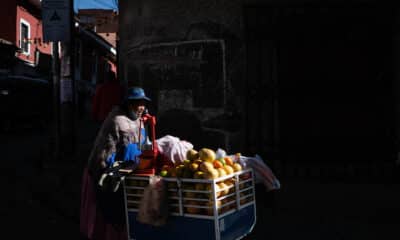 Fotografía del 2 de agosto de 2024 de una mujer vendiendo jugo de frutas en La Paz (Bolivia). EFE/ Luis Gandarillas