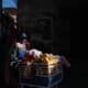 Fotografía del 2 de agosto de 2024 de una mujer vendiendo jugo de frutas en La Paz (Bolivia). EFE/ Luis Gandarillas