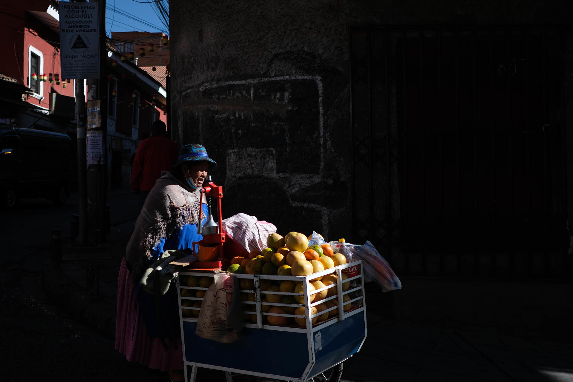 Fotografía del 2 de agosto de 2024 de una mujer vendiendo jugo de frutas en La Paz (Bolivia). EFE/ Luis Gandarillas