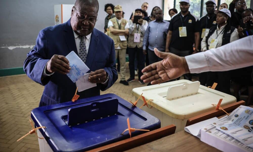 El candidato presidencial y presidente del principal partido de oposición, Resistencia Nacional Mozambiqueña (RENAMO), Ossufo Momamde, emite su voto en un colegio electoral en Maputo, Mozambique, el 9 de octubre de 2024.EFE/EPA/JOSÉ COELHO