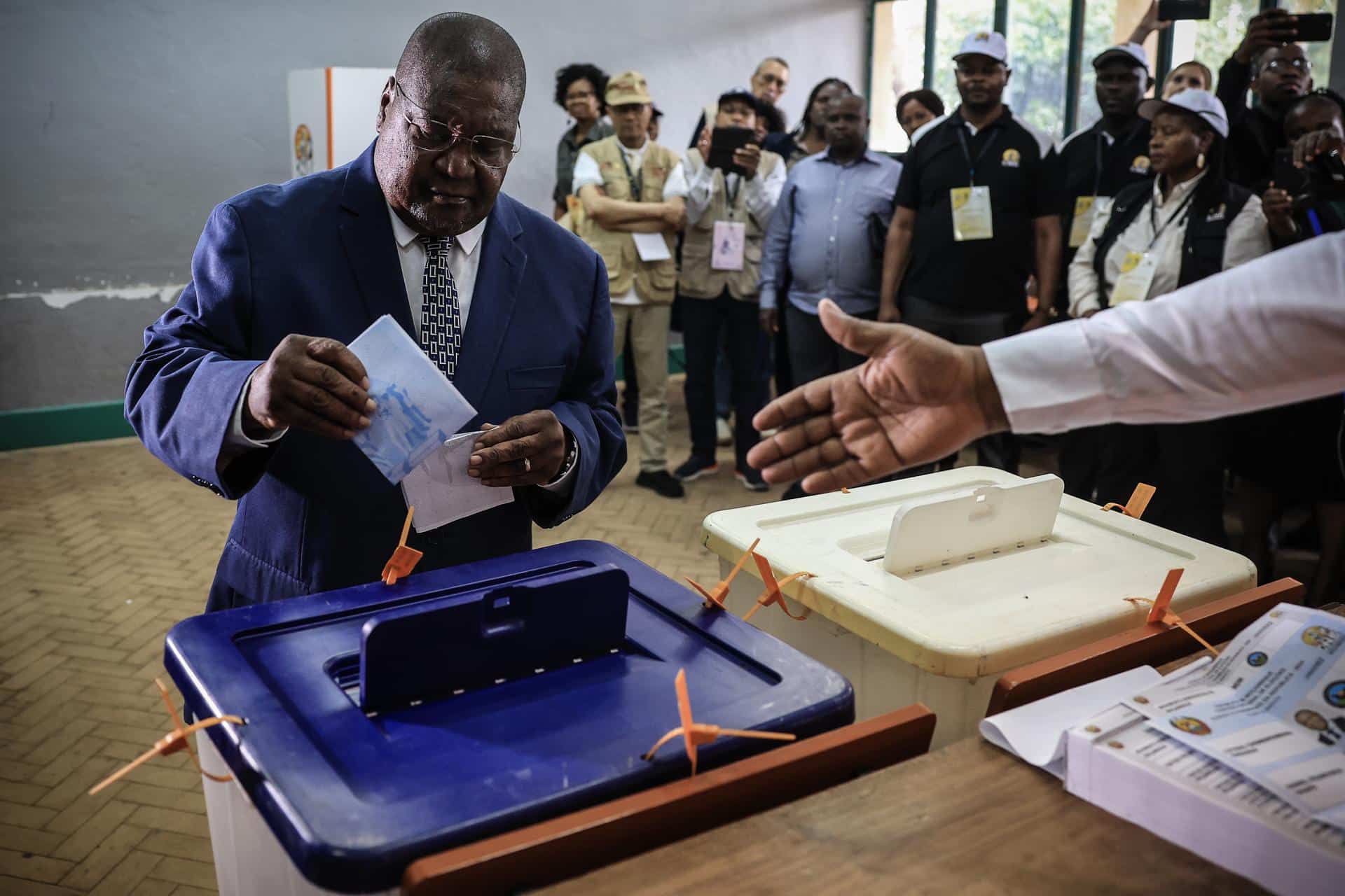 El candidato presidencial y presidente del principal partido de oposición, Resistencia Nacional Mozambiqueña (RENAMO), Ossufo Momamde, emite su voto en un colegio electoral en Maputo, Mozambique, el 9 de octubre de 2024.EFE/EPA/JOSÉ COELHO