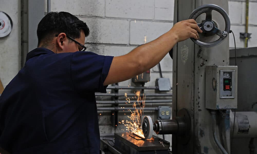 Un empleado trabaja en una maquiladora en Ciudad Juárez, Chihuahua (México). Archivo. EFE/ Luis Torres