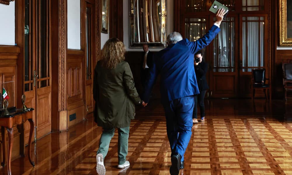 El presidente de México, Andrés Manuel López Obrador (d), se despide acompañado de su esposa, Beatriz Gutiérrez Muller, después de develar su retrato este lunes, en el Palacio Nacional en Ciudad de México (México). EFE/ Sáshenka Gutiérrez