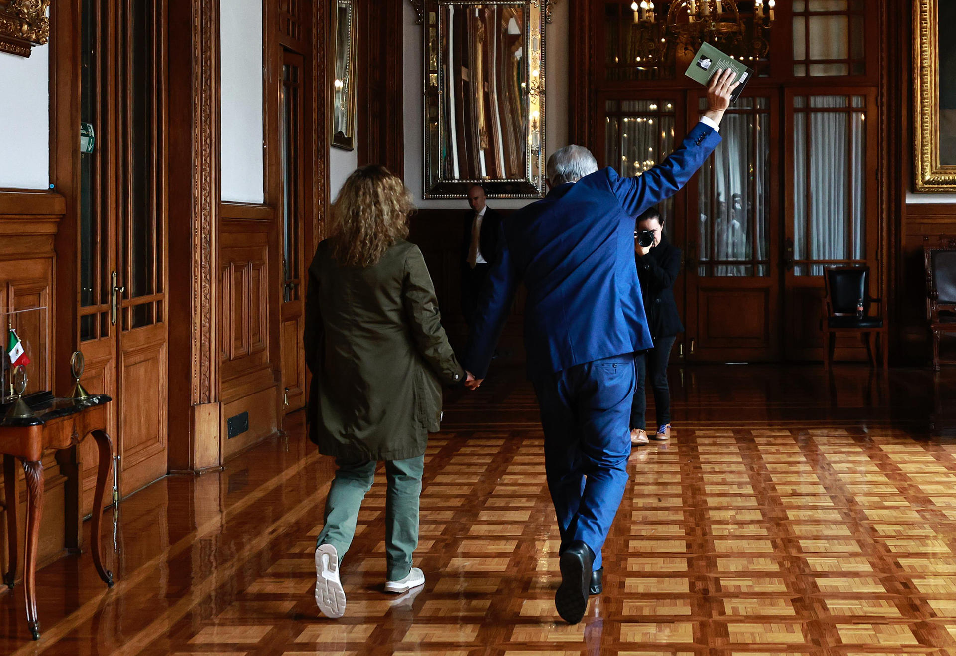 El presidente de México, Andrés Manuel López Obrador (d), se despide acompañado de su esposa, Beatriz Gutiérrez Muller, después de develar su retrato este lunes, en el Palacio Nacional en Ciudad de México (México). EFE/ Sáshenka Gutiérrez