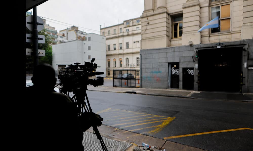 Un camarógrafo espera frente a la morgue judicial donde fue trasladado el cuerpo del fallecido exintegrante de la banda One Direction, Liam Payne, este jueves, en la ciudad de Buenos Aires (Argentina). EFE/ Juan Ignacio Roncoroni