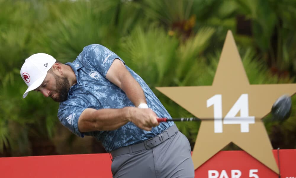 El golfista vasco Jon Rahm, ganador de dos grandes del circuito internacional y campeón de la Carrera a Dubái de 2019, lanza una bola durante el pro-am de la décima edición del Estrella Damm N.A. Andalucía Masters, del que es la principal figura y que se jugará desde este jueves y hasta el domingo en el Real Club de Golf Sotogrande, en San Roque (Cádiz). EFE/A.Carrasco Ragel.