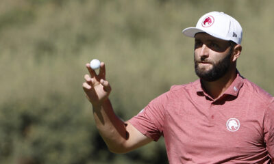 El golfista vasco Jon Rahm, ganador de dos grandes del circuito internacional y campeón de la Carrera a Dubái de 2019, lanza una bola durante el pro-am de la décima edición del Estrella Damm N.A. Andalucía Masters, del que es la principal figura y que se jugará desde este jueves y hasta el domingo en el Real Club de Golf Sotogrande, en San Roque (Cádiz). EFE/A.Carrasco Ragel.