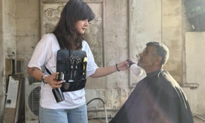 Kristie Rahal, una joven que desde hace un mes recorre las plazas y calles de la capital libanesa ofreciendo sus servicios de forma gratuita a niños, jóvenes y ancianos desplazados por los ataques israelíes en el sur del país. EFE/Rosa Soto