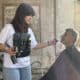 Kristie Rahal, una joven que desde hace un mes recorre las plazas y calles de la capital libanesa ofreciendo sus servicios de forma gratuita a niños, jóvenes y ancianos desplazados por los ataques israelíes en el sur del país. EFE/Rosa Soto