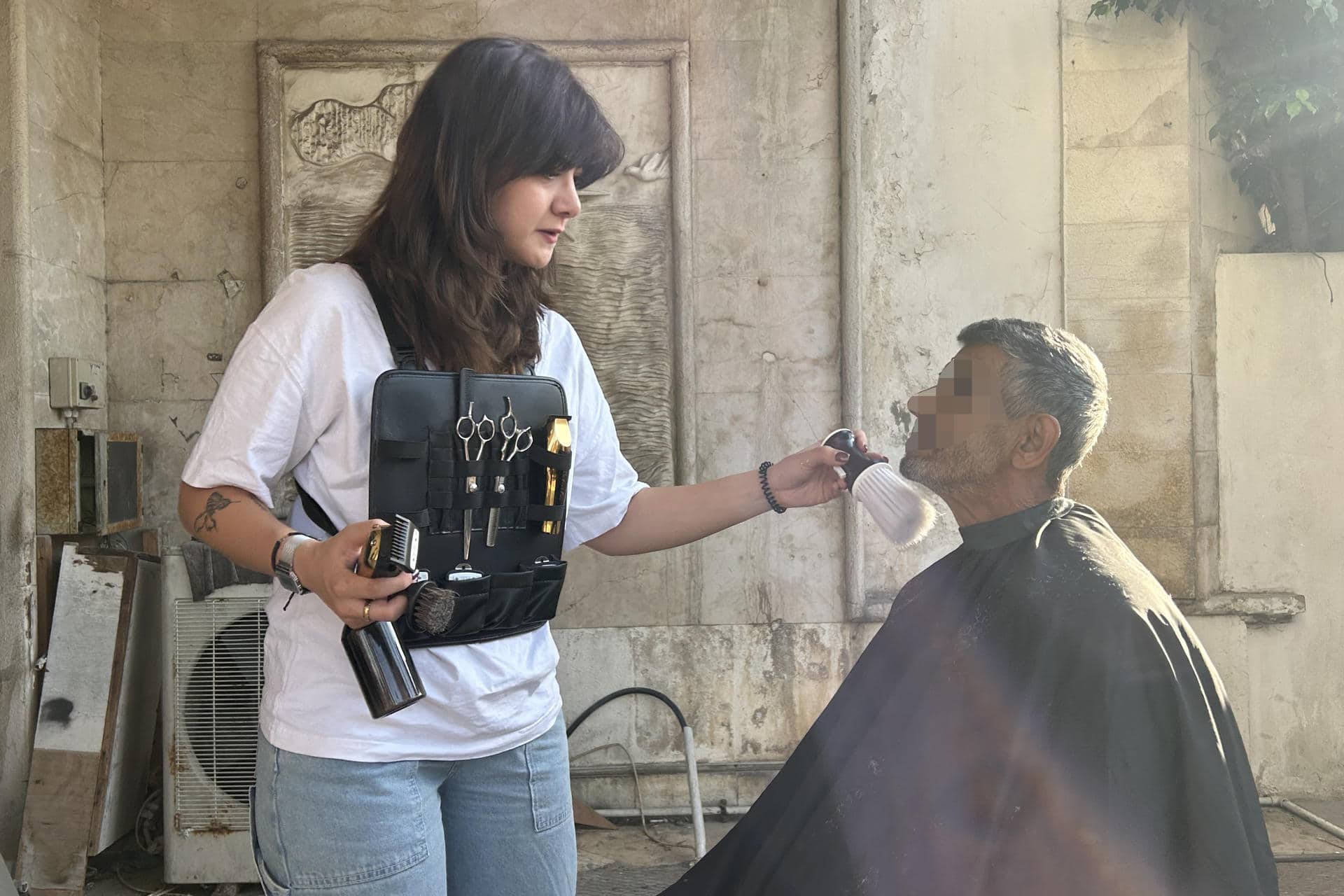 Kristie Rahal, una joven que desde hace un mes recorre las plazas y calles de la capital libanesa ofreciendo sus servicios de forma gratuita a niños, jóvenes y ancianos desplazados por los ataques israelíes en el sur del país. EFE/Rosa Soto