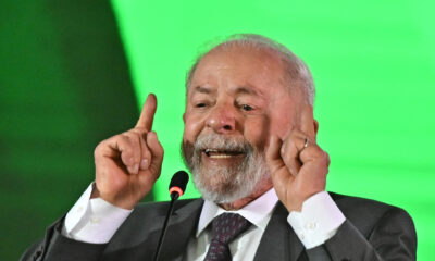 El presidente de Brasil, Luiz Inácio Lula da Silva, habla durante una ceremonia en la Base Aérea Militar este martes, en Brasilia (Brasil). EFE/ Andre Borges