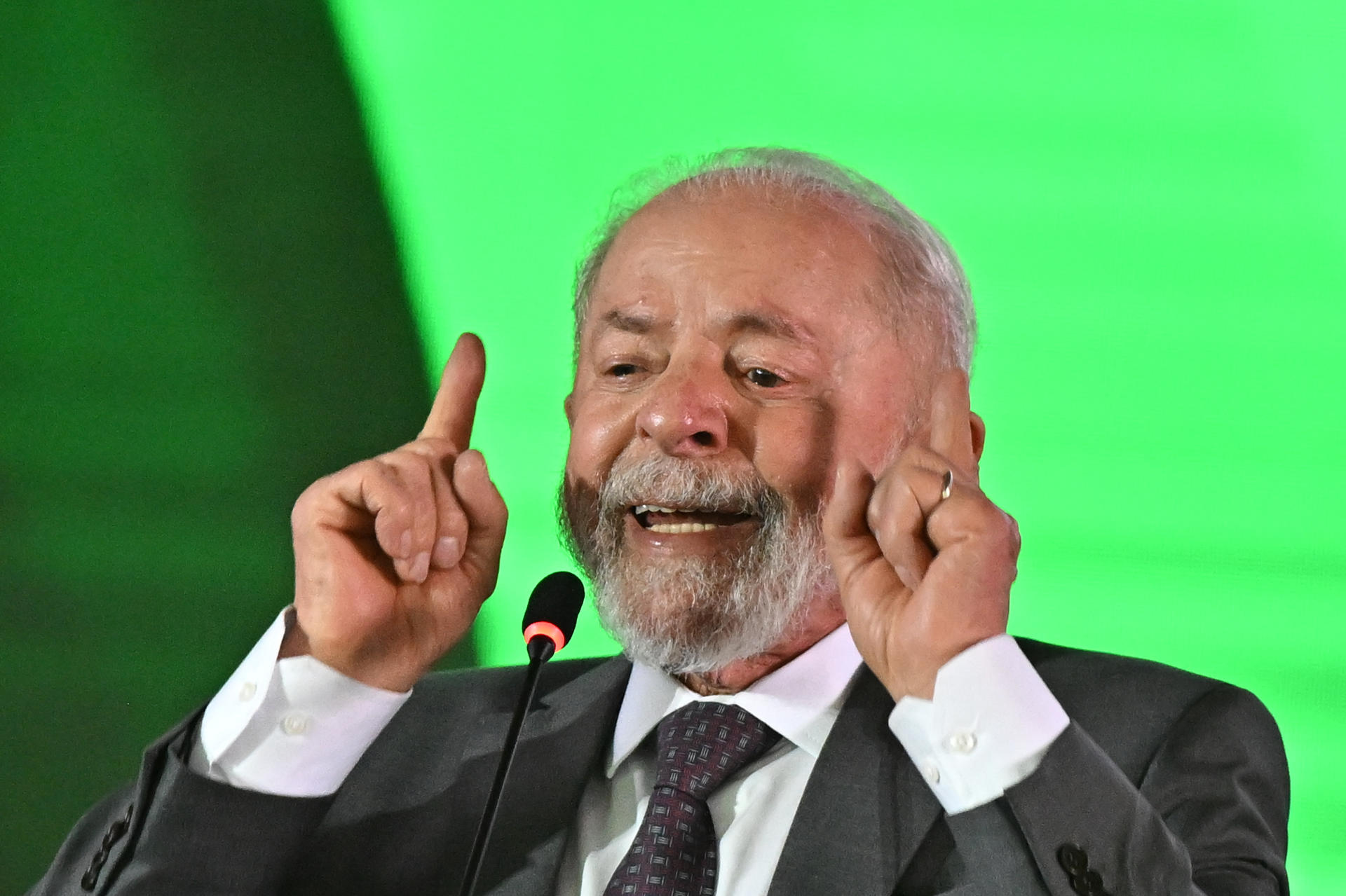 El presidente de Brasil, Luiz Inácio Lula da Silva, habla durante una ceremonia en la Base Aérea Militar este martes, en Brasilia (Brasil). EFE/ Andre Borges