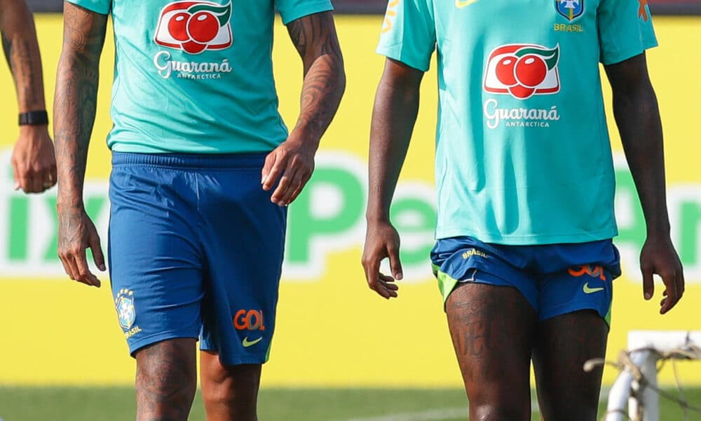 Fotografía de archivo de Éder Militão (i) y Vinícius Jr de la selección brasileña de fútbol durante un entrenamiento. EFE/ André Coelho.