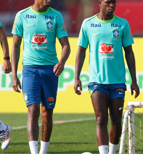 Fotografía de archivo de Éder Militão (i) y Vinícius Jr de la selección brasileña de fútbol durante un entrenamiento. EFE/ André Coelho.