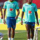 Fotografía de archivo de Éder Militão (i) y Vinícius Jr de la selección brasileña de fútbol durante un entrenamiento. EFE/ André Coelho.