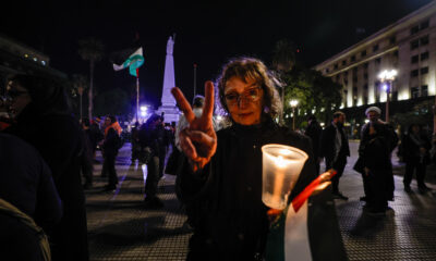 Una mujer participa en una vigilia por el pueblo Palestino este domingo en la Plaza de Mayo de Buenos Aires (Argentina). EFE/ Juan Ignacio Roncoroni