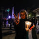 Una mujer participa en una vigilia por el pueblo Palestino este domingo en la Plaza de Mayo de Buenos Aires (Argentina). EFE/ Juan Ignacio Roncoroni