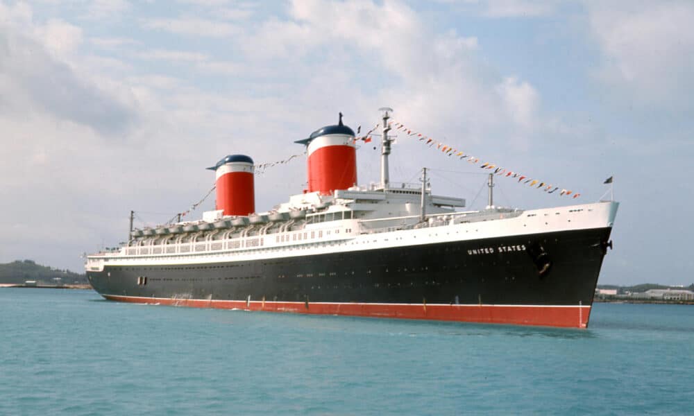 Fotografía cedida por el SS United States Conservancy donde se muestra el histórico transatlántico 'SS United States', considerado en su momento uno de los más modernos y veloces en cruzar el Atlántico y dado de baja en 1969, que puede convertirse en el arrecife artificial más grande del mundo en el fondo marino de la costa de Florida. EFE/SS United States Conservancy /SOLO USO EDITORIAL /NO VENTAS /SOLO DISPONIBLE PARA ILUSTRAR LA NOTICIA QUE ACOMPAÑA /CRÉDITO OBLIGATORIO