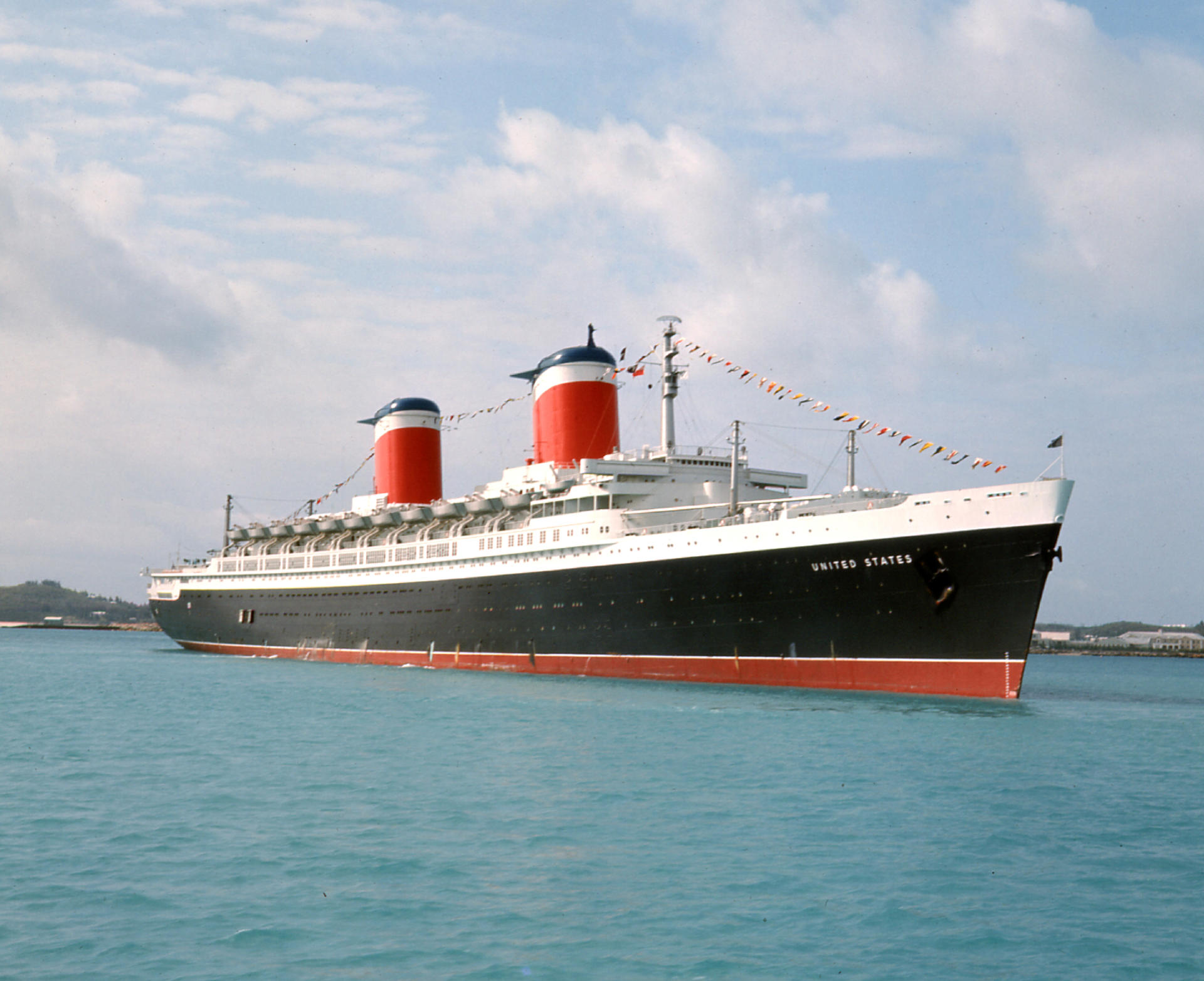 Fotografía cedida por el SS United States Conservancy donde se muestra el histórico transatlántico 'SS United States', considerado en su momento uno de los más modernos y veloces en cruzar el Atlántico y dado de baja en 1969, que puede convertirse en el arrecife artificial más grande del mundo en el fondo marino de la costa de Florida. EFE/SS United States Conservancy /SOLO USO EDITORIAL /NO VENTAS /SOLO DISPONIBLE PARA ILUSTRAR LA NOTICIA QUE ACOMPAÑA /CRÉDITO OBLIGATORIO