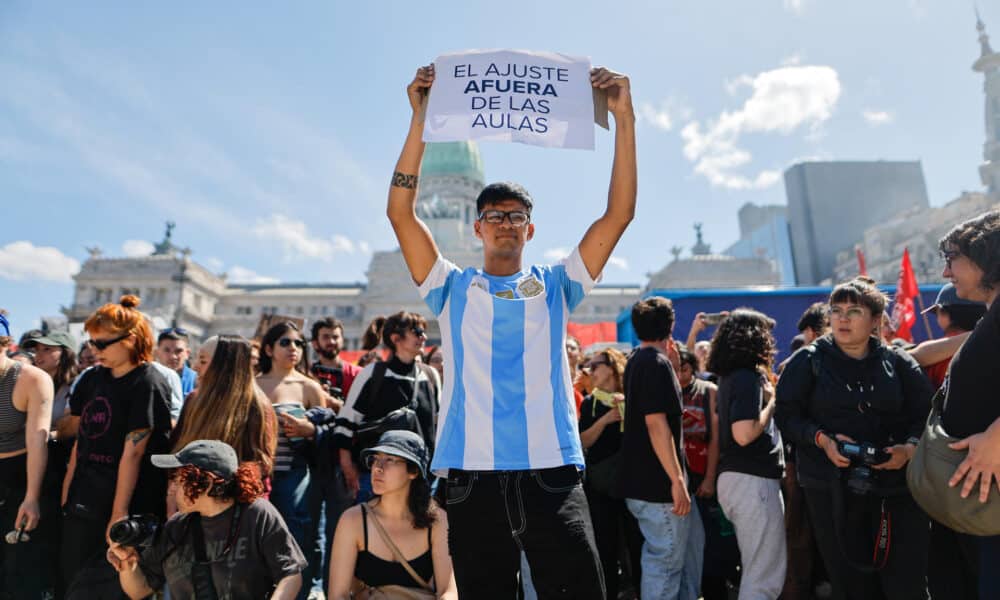 Un hombre levanta un cartel durante una manifestación este miércoles, en Buenos Aires (Argentina). EFE/ Juan Ignacio Roncoroni