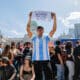 Un hombre levanta un cartel durante una manifestación este miércoles, en Buenos Aires (Argentina). EFE/ Juan Ignacio Roncoroni