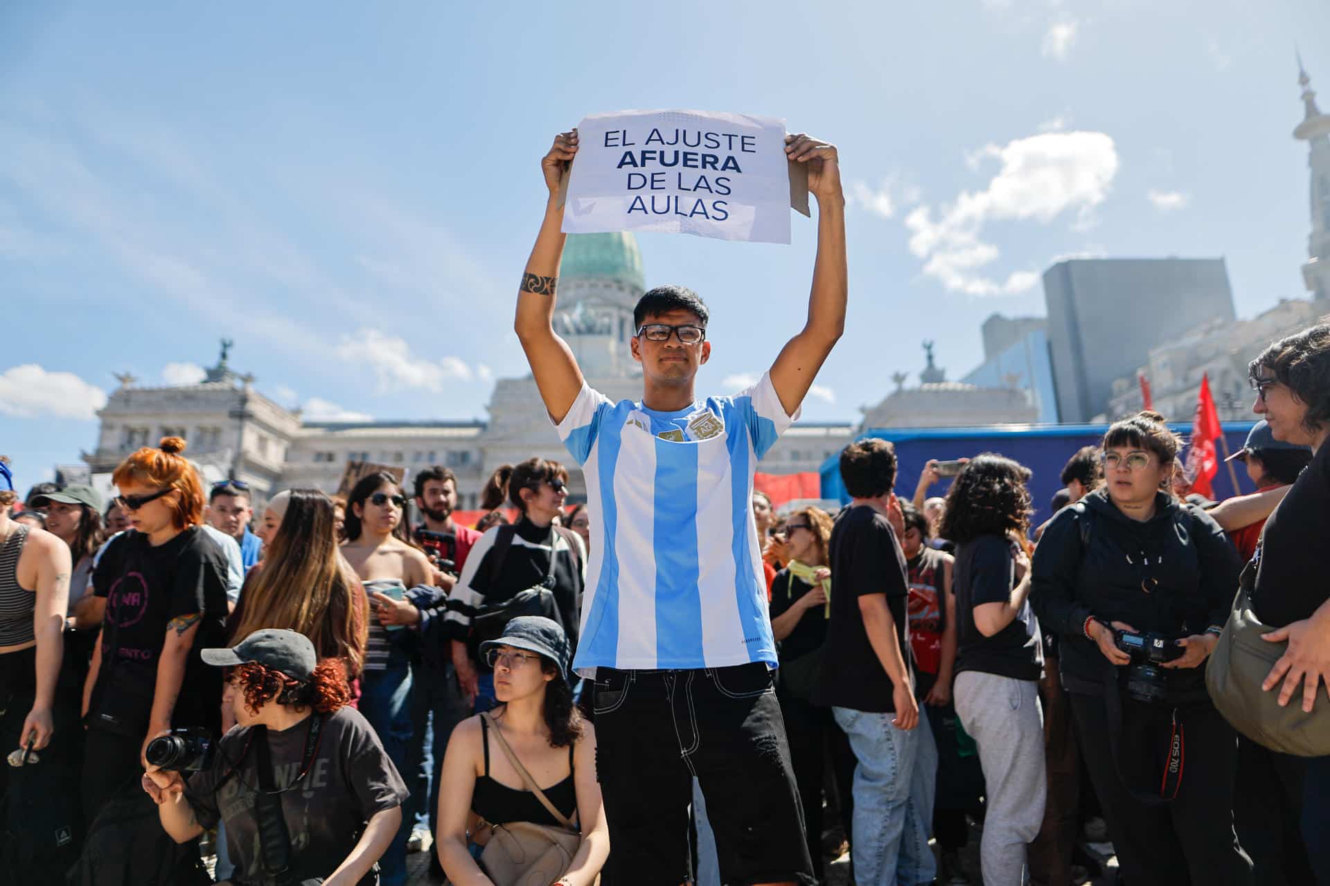 Un hombre levanta un cartel durante una manifestación este miércoles, en Buenos Aires (Argentina). EFE/ Juan Ignacio Roncoroni