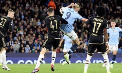 Erling Haaland (C-D) del Manchester City marca el 2-0 ante Martin Vitik (C-I) del Praga durante el partido de la Liga de Campeones de la UEFA entre el Manchester City y el Sparta de Praga en Manchester, Gran Bretaña, 23 de octubre de 2024. (Liga de Campeones, Reino Unido, Praga) EFE/EPA/ADAM VAUGHAN