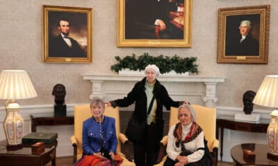 Fotografía del 17 de octubre de 2024 de personas tomándose fotos en el Despacho Oval del museo interactivo 'The People's House' (La Casa del Pueblo), una réplica de la Casa Blanca, en Washington (EE.UU.). EFE/ Octavio Guzmán